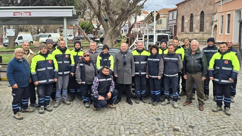 Bozcaada Belediye Başkanı Yahya Göztepe Sahadaki Personelle Bayramlaştı