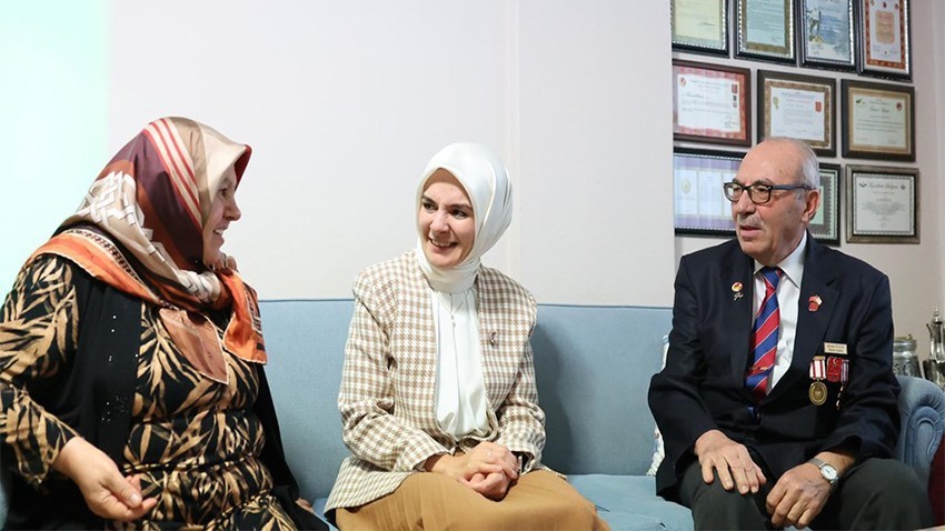 Bakan Göktaş'tan evliliklerinin 50. yılını kutlayan Küçük çiftine sürpriz ziyaret