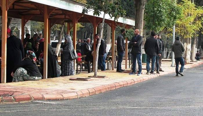 Bıçakladı ama başından ayrılamadı