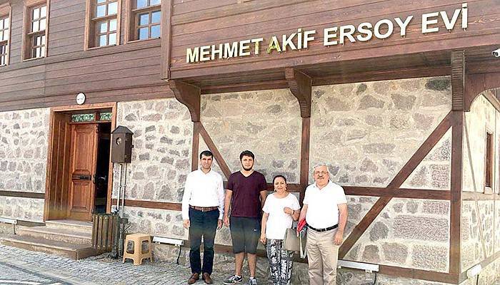 Büyükelçi, Mehmet Akif Ersoy'un evine hayran kaldı