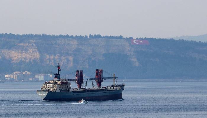 Rus askeri kargo gemisi, Çanakkale Boğazı'ndan geçti