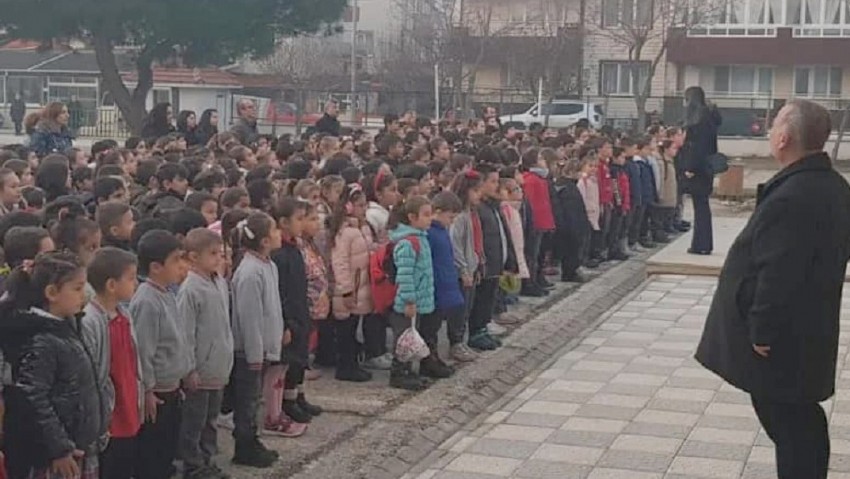 Çanakkale’ de Okullarda Şehitler İçin Saygı Duruşu