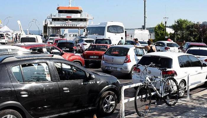 Çanakkale'de feribot yoğunluğu başladı (VİDEO)