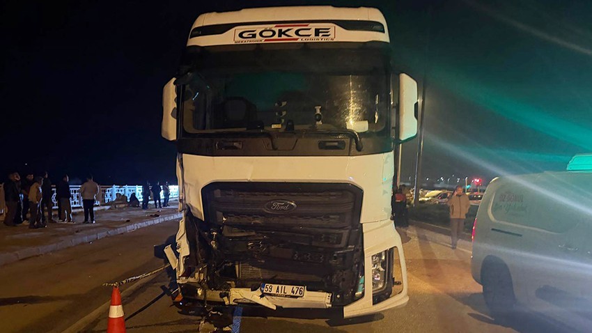 Ezine’de TIR İle Traktör Çarpıştığı Kazada Çift Hayatını Kaybetti