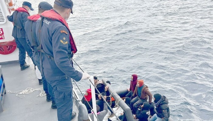 Ölüme Terk Edilen 12 Kaçak Göçmeni Sahil Güvenlik Ekipleri Kurtardı
