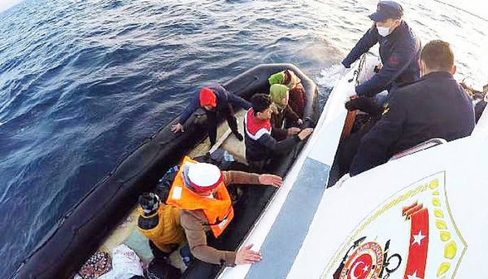 YUNANİSTAN'IN TÜRK KARASULARINA İTTİĞİ GÖÇMENLERİ SAHİL GÜVENLİK KURTARDI