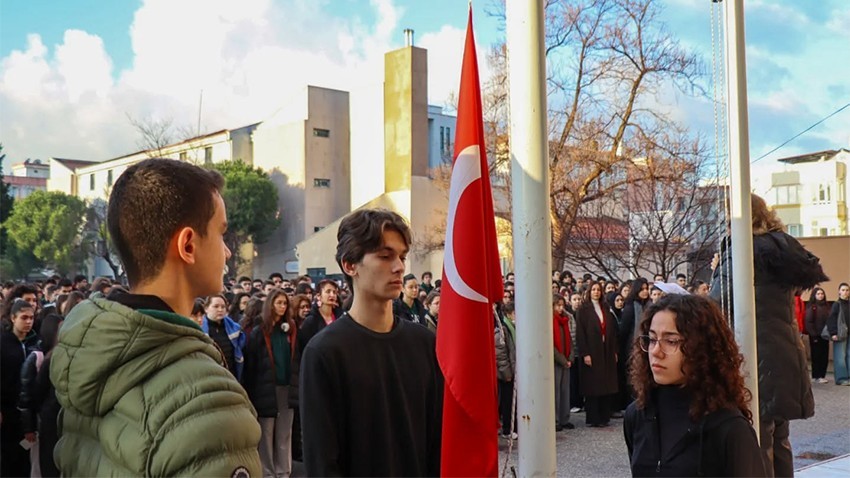 Deprem şehitleri okullarda saygı duruşuyla anıldı
