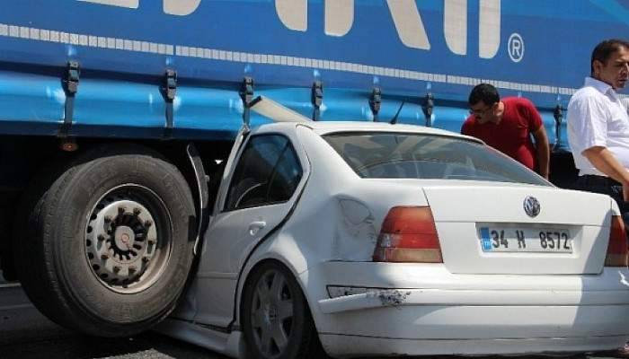 Otomobili ile TIR’ın altına girdi burnu bile kanamadan kurtuldu