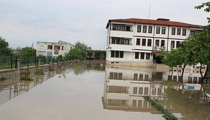  Sular altındaki okulda mahsur kaldılar