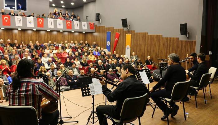 Konser sonunda ayakta alkışlandı