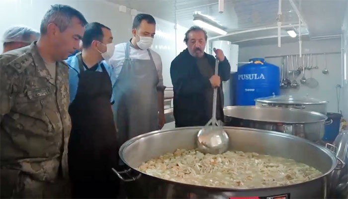 Ünlü Şef, Mehmetçikle depremzedeler için yemek yaptı (VİDEO)