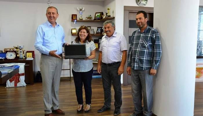 Biga Belediyesi'nden muhtarlara laptop hediye
