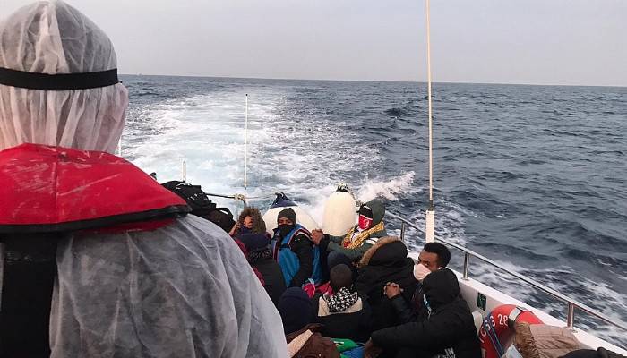 Yunanistan'ın ölüme terk ettiği 34 kaçak göçmeni Sahil Güvenlik kurtardı