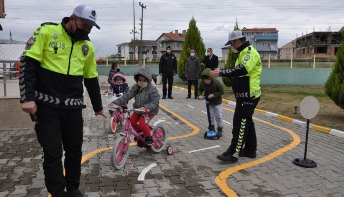 Minikler Trafik Eğitim Pistinde Kuralları Öğrendi