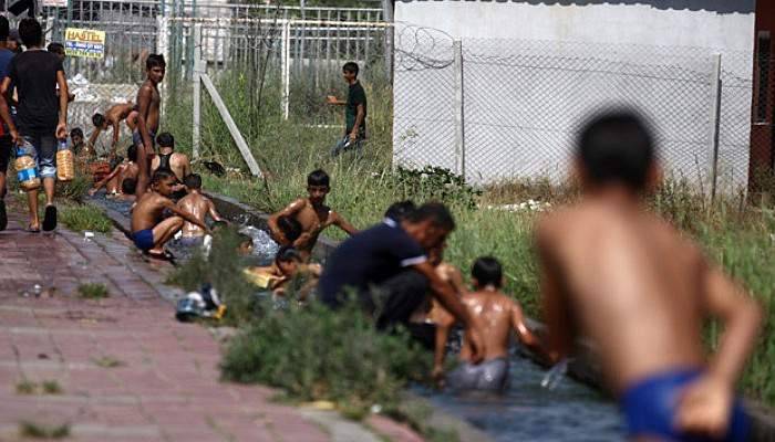 Adana'da çocuklar sulama kanalına akın etti