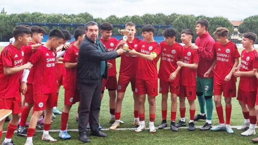 Lapsekispor U 15 Takımı, Çanakkale Gençlerbirliği'ni Yenerek İl Birincisi Oldu