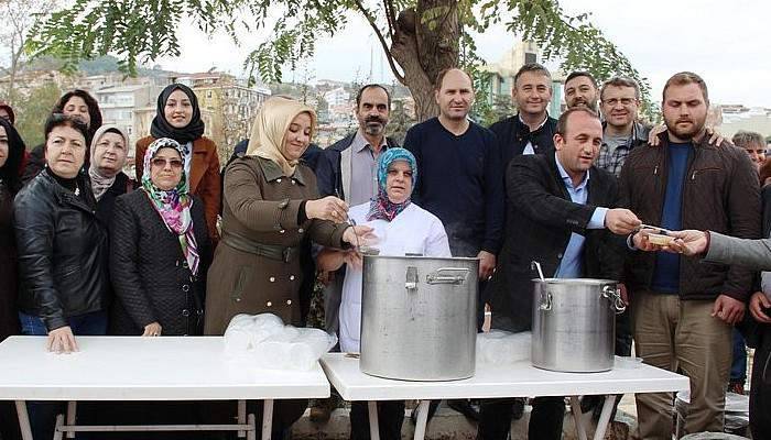 Ak Parti Biga ilçe teşkilatından aşure ikramı