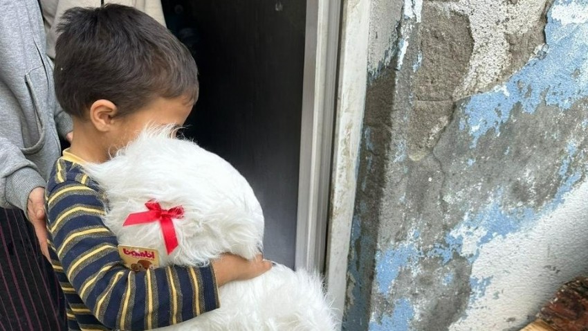 ÇOMÜ Sosyal Sorumluluk Proje Koordinatörlüğü, Yeni Yılda Minik Yüzlere Mutluluk Dağıttı