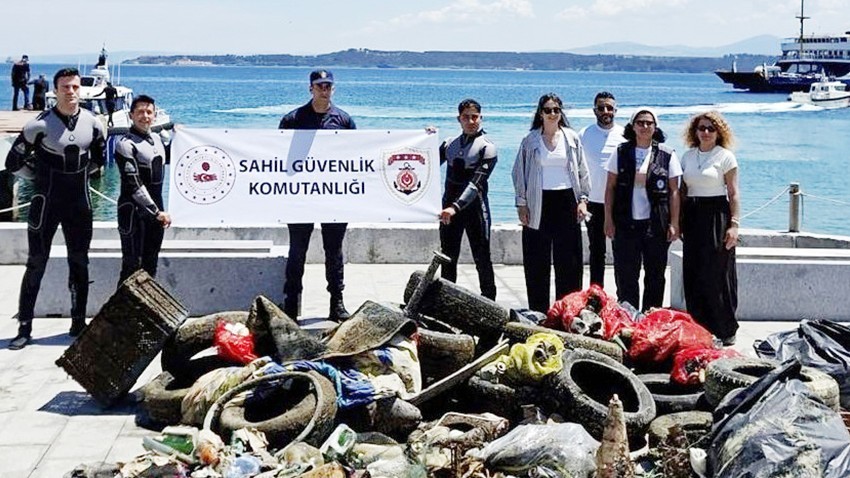 Eceabat'ta Çevre Haftası Kapsamında Deniz ve Sahil Temizliği
