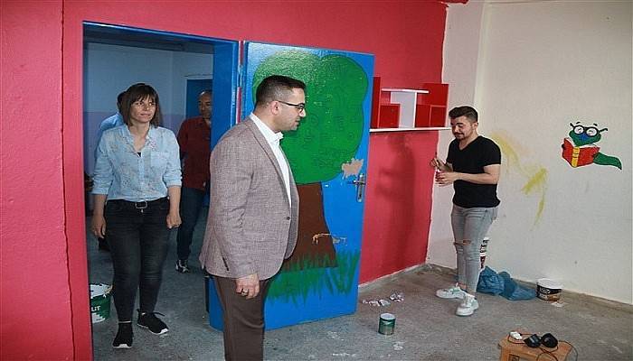 Üniversite öğrencileri, Osmangazi İlkokulu'nu renklendirdi