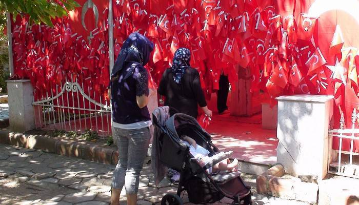 Bayraklı Baba Türbesi'ne ziyaretçi akını (VİDEO)