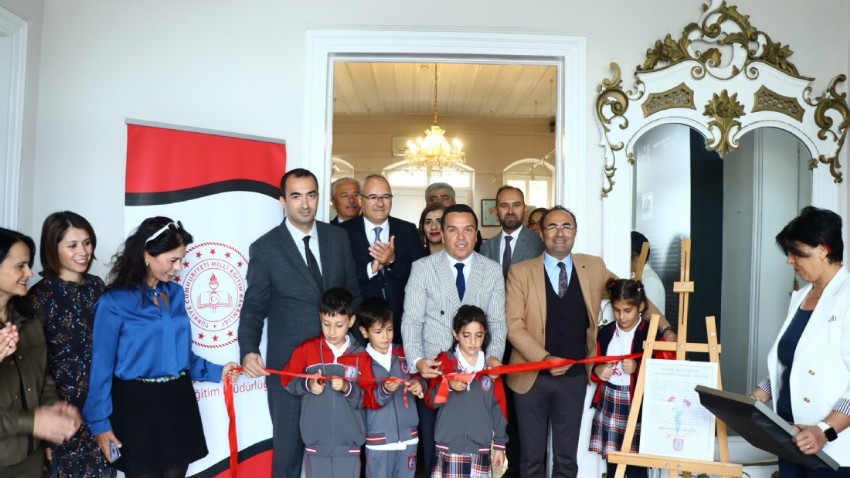 ‘Cumhuriyetin Yüzüncü Yılında 100 Ebru’ Sergisi Açıldı