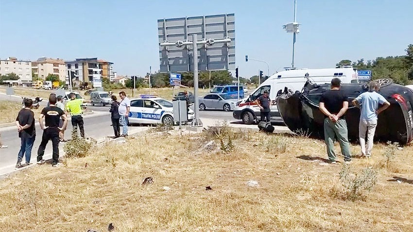Otomobil ile motosiklet çarpıştı