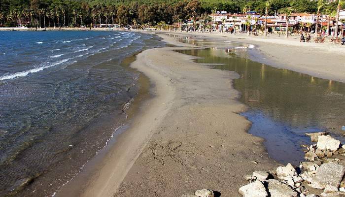 Deniz suyu 20 metre çekildi