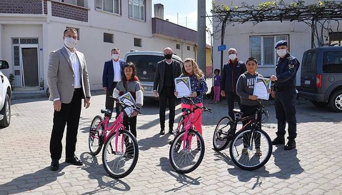 Gümüşçay Belediyesi’nden öğrencilere bisiklet hediyesi