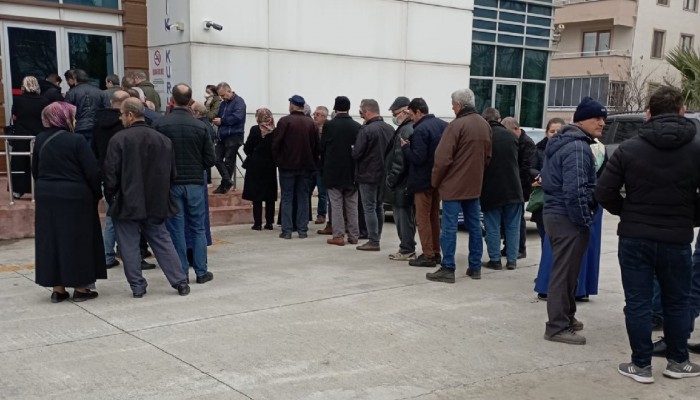 BİGA SGK'NIN ÖNÜNDE 'EYT' YOĞUNLUĞU