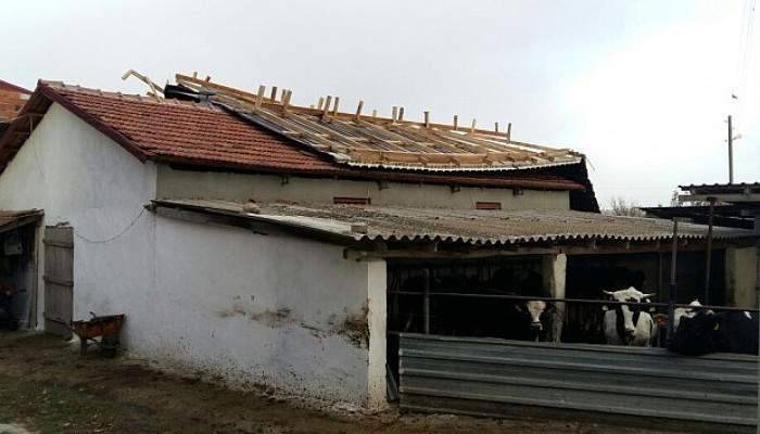 Tekirdağ'da şiddetli lodos çatıyı uçurdu