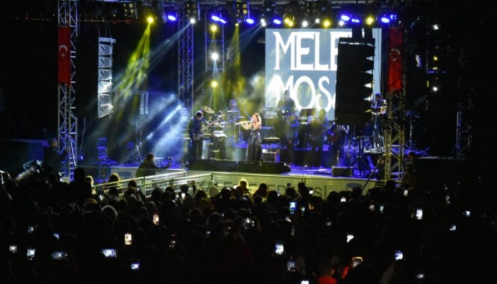 Soğuk Havada Melek Mosso Konserine Yoğun İlgi