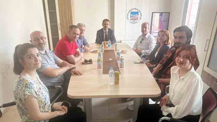 Vali İlhami Aktaş Eğitim Araştırmaları Birliği Derneğini Ziyaret Etti