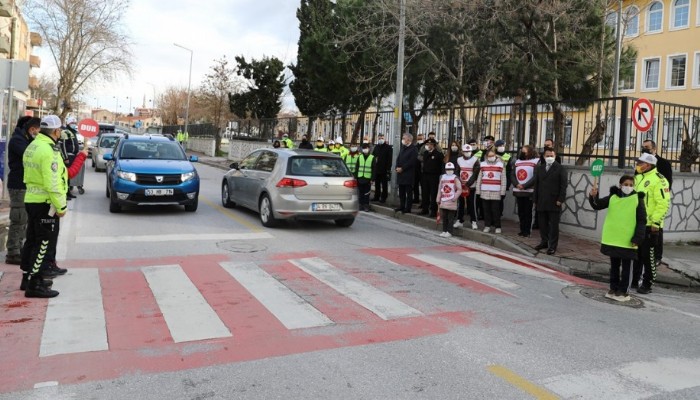 Okul Geçidi Görevlisi Öğrenciler Görev Başında