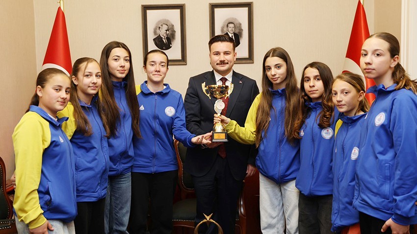 Gökçeada’nın Şampiyon Kızları Kaymakamlıkta Ağırlandı