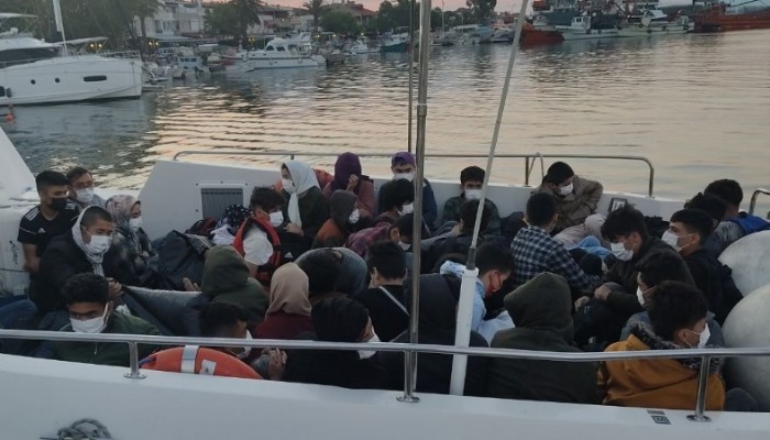 Yunan unsurlarının ittiği 43 göçmenin kurtarılma anı kamerada (VİDEO)