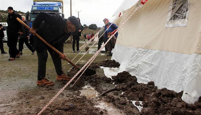  Deprem bölgesinde yağış başladı