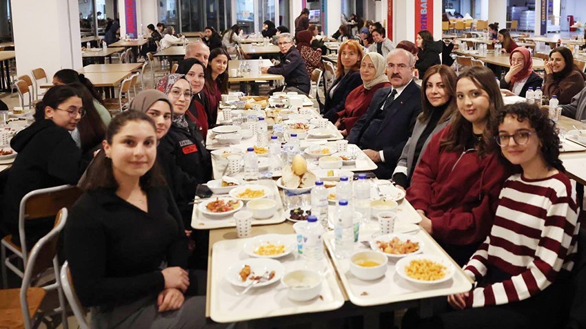 Vali Toraman Gençlerle İftarda Buluştu