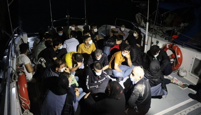 27 düzensiz göçmen ve 2 göçmen kaçakçısı yakalandı   
