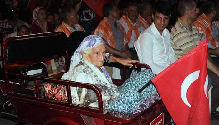 100 yaşındaki Feriha nine demokrasi nöbetinde