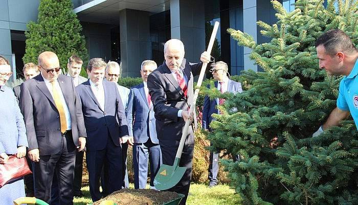 Başbakan Yardımcısı Numan Kurtulmuş ÇOMÜ'de fidan dikti