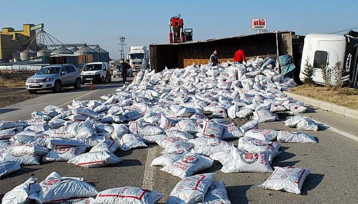 Manisa’da kömür yüklü tır devrildi