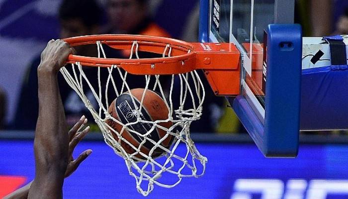  Derbi maçta tribünler boşaltıldı