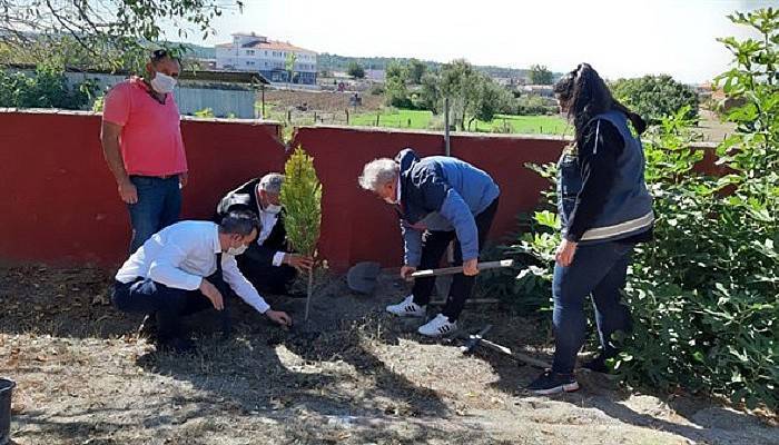 Öğretmen ve Öğrenciler Fidan Dikti