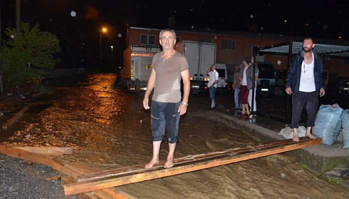 Köprüyü sel aldı, yaklaşık 40 hane mahsur kaldı