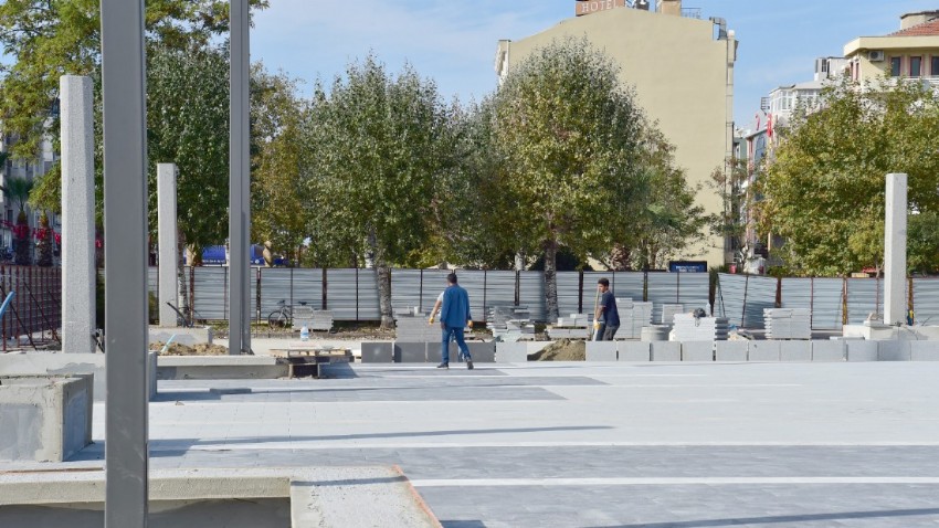 “Çanakkale Cumhuriyet Meydanı'nda Yenileme Çalışmaları Sürüyor”