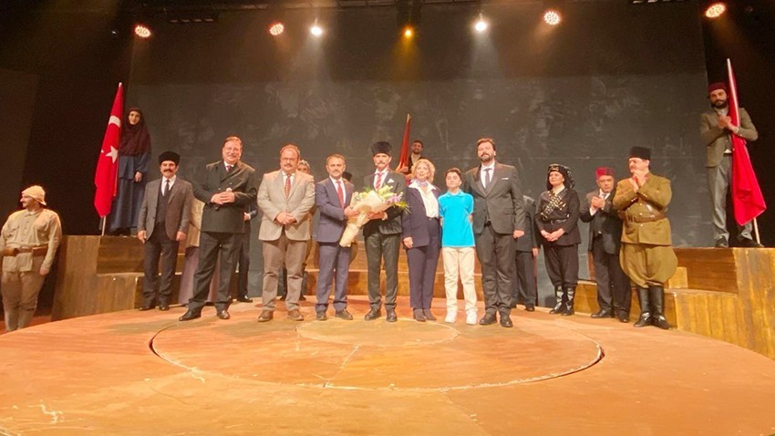 Cumhuriyet'e Doğru Adlı Tiyatro Oyunu Çanakkale’de Sahnelendi