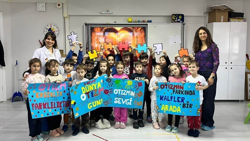 Biga’da Otizm Farkındalığı İçin “Mavi Işık” Etkinliği