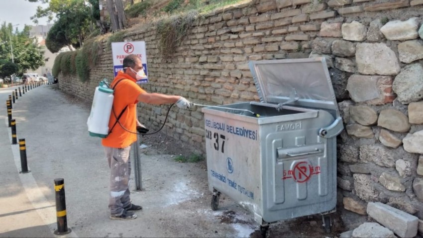 Gelibolu’da çöp konteynerlerin dezenfekte çalışması sürüyor