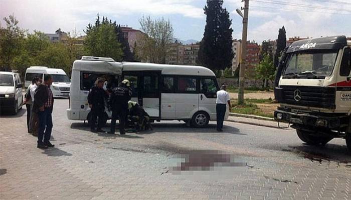  Öğrenci servisi beton pompasıyla çarpıştı